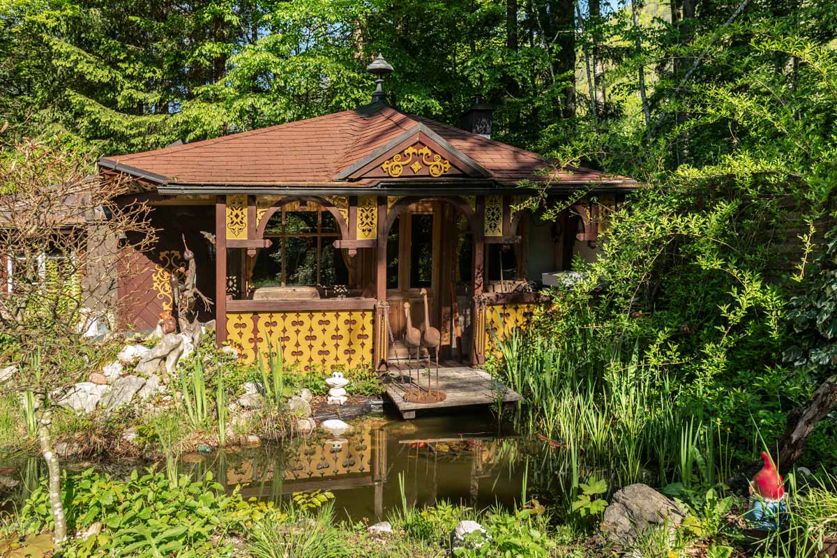 Kleiner Teich mit Goldfischen und Gartenfiguren vor Pavillon_private-Ferienwohnungen-Preisch_Bad-Ischl-im-Salzkammergut